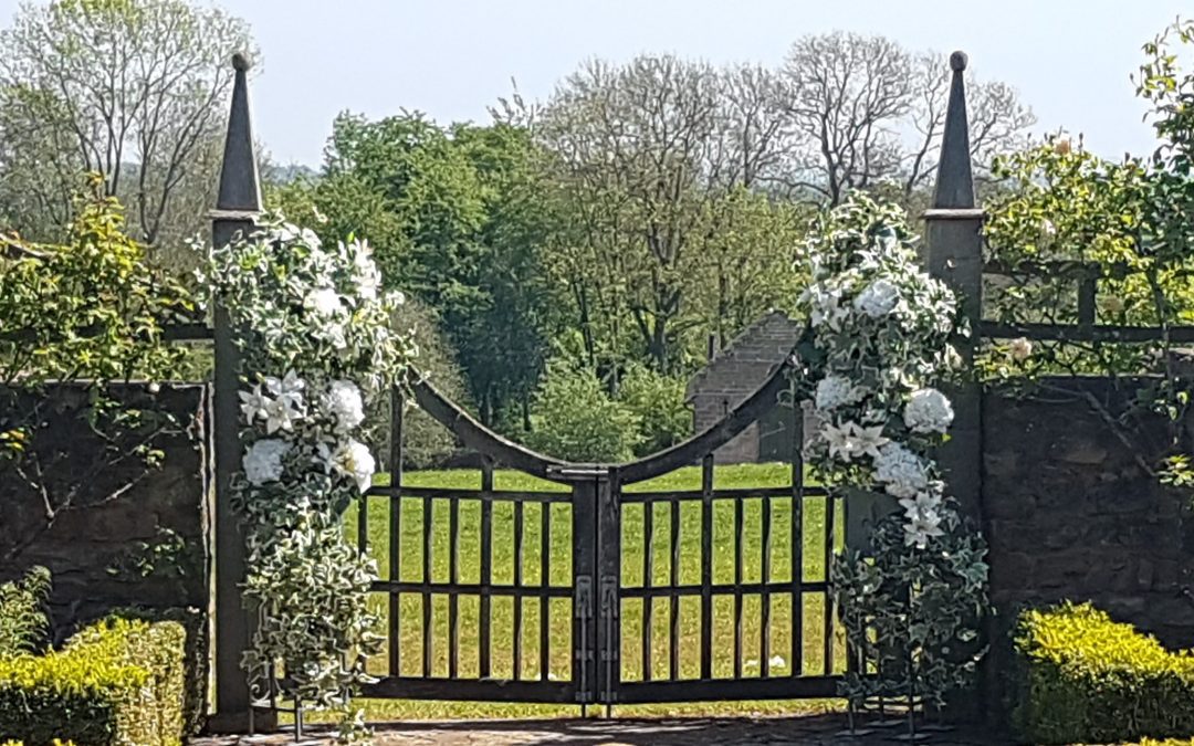 wedding flower arch or pillars